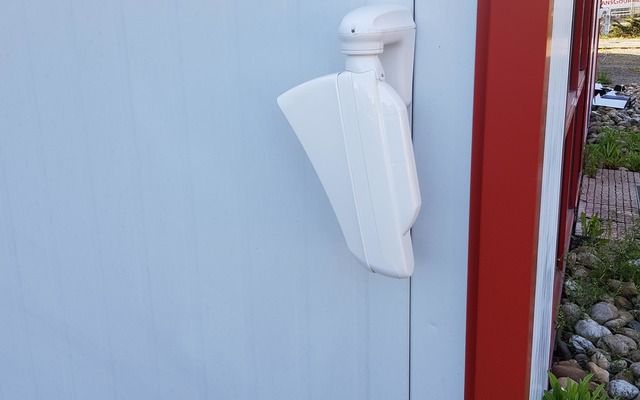 Détecteur extérieur près d’une baie vitrée
